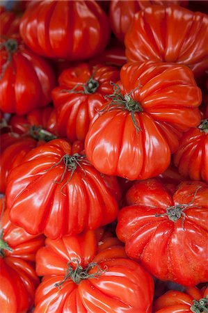 simsearch:659-07028412,k - Oxheart tomatoes Photographie de stock - Premium Libres de Droits, Code: 659-08418794