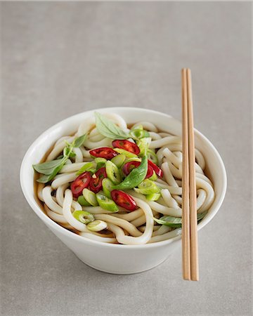 simsearch:659-08419633,k - Udon noodle soup with spring onions and chilli rings (Japan) Photographie de stock - Premium Libres de Droits, Code: 659-08418803