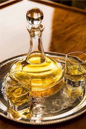 Whiskey in a carafe and glasses on a tray Photographie de stock - Premium Libres de Droits, Code: 659-08418861