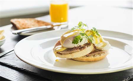 simsearch:659-07028571,k - Toasted muffins with poached egg and Hollandaise sauce (Eggs Benedict) Stock Photo - Premium Royalty-Free, Code: 659-08418862