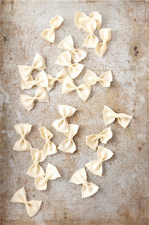 pasta type - Farfalle on a metal surface Photographie de stock - Premium Libres de Droits, Code: 659-08418878