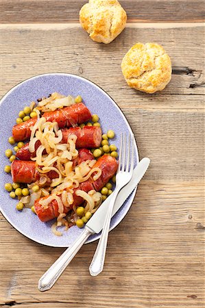 simsearch:659-07028911,k - Sausage with onions, peas and bread rolls Photographie de stock - Premium Libres de Droits, Code: 659-08418889