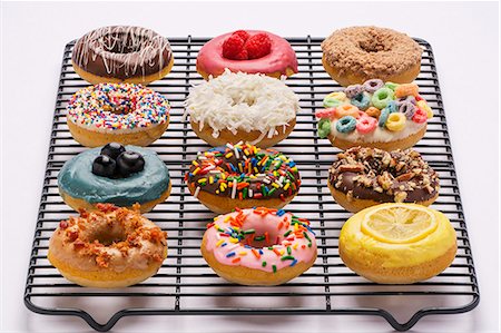 Various colourful doughnuts on a wire rack Stock Photo - Premium Royalty-Free, Code: 659-08418897