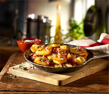 frying pan with bacon - Fried potatoes with bacon and rosemary in a rustic pan Stock Photo - Premium Royalty-Free, Code: 659-08418909