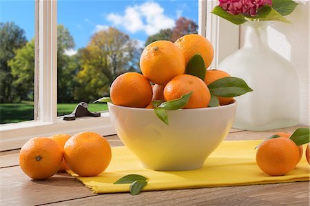 simsearch:659-01852321,k - A bowl of mandarins on a table by a window Photographie de stock - Premium Libres de Droits, Code: 659-08418903