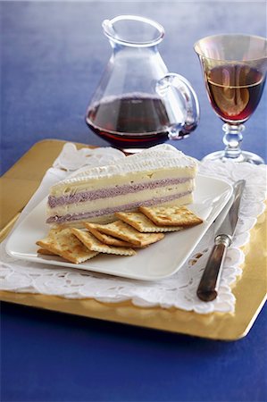 Brie with a cranberry cream filling served with crackers and red wine Stock Photo - Premium Royalty-Free, Code: 659-08418928