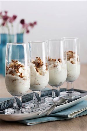 speculoos - Creamy desserts with gingerbread in glasses Foto de stock - Sin royalties Premium, Código: 659-08418920