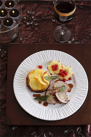 Roast pork roulade with potato gratin, apple stars and redcurrants Photographie de stock - Premium Libres de Droits, Code: 659-08418922