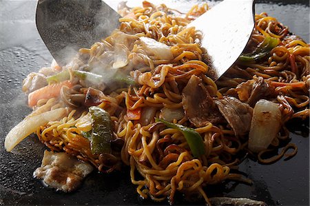 sauteeing - Yakisoba (Japanese noodle dish) Photographie de stock - Premium Libres de Droits, Code: 659-08418935