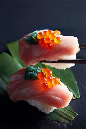 Nigiri sushi with tuna and salmon caviar Foto de stock - Sin royalties Premium, Código: 659-08418941