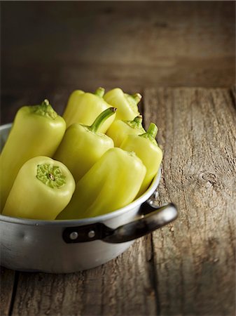 simsearch:659-03536484,k - Yellow pointed peppers in an aluminium pot on a wooden table Photographie de stock - Premium Libres de Droits, Code: 659-08418964