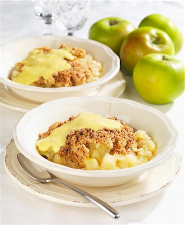 Apple crumble with custard Foto de stock - Sin royalties Premium, Código: 659-08418970