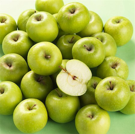 simsearch:659-08905481,k - Granny Smith apples, one halved Stockbilder - Premium RF Lizenzfrei, Bildnummer: 659-08418984