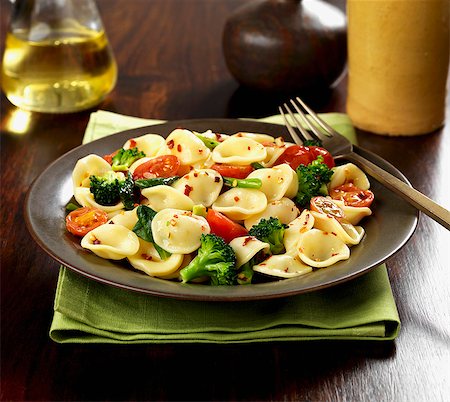 simsearch:659-07597289,k - Orecchiette pasta with broccoli, tomatoes and chilli flakes Foto de stock - Sin royalties Premium, Código: 659-08418989