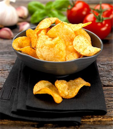 simsearch:659-06186794,k - A bowl of tomato crisps Photographie de stock - Premium Libres de Droits, Code: 659-08418993