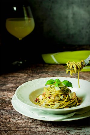 simsearch:659-06183657,k - Spaghetti al pesto con carne di pollo (spaghetti with pesto and chicken, Italy) Photographie de stock - Premium Libres de Droits, Code: 659-08419005