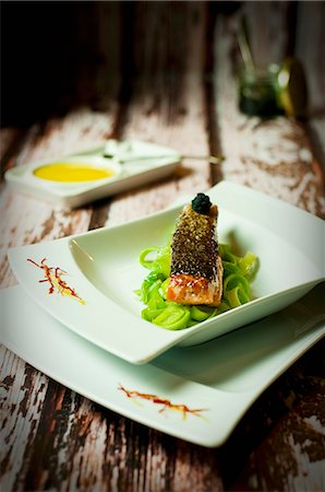 simsearch:659-09124680,k - Salmon on a leek medley with caviar and saffron sauce Foto de stock - Royalty Free Premium, Número: 659-08419002