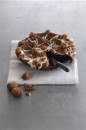 Chocolate walnut tart, a slice cut Stock Photo - Premium Royalty-Free, Code: 659-08419016