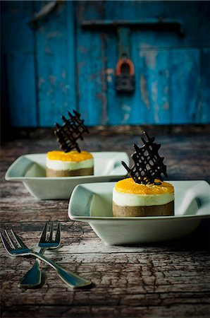 simsearch:659-06902692,k - Chocolate and vanilla dessert with a chocolate lattice and orange slices Photographie de stock - Premium Libres de Droits, Code: 659-08419012