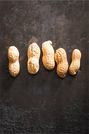 simsearch:659-08906178,k - A row of five peanuts Photographie de stock - Premium Libres de Droits, Code: 659-08419038