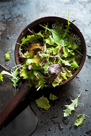 salad ingredients - Lettuce in a sieve Photographie de stock - Premium Libres de Droits, Code: 659-08419045