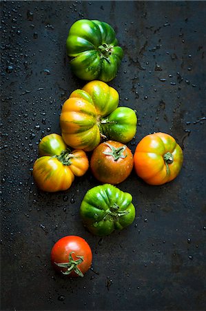 Various tomatoes on a metal surface Photographie de stock - Premium Libres de Droits, Code: 659-08419054