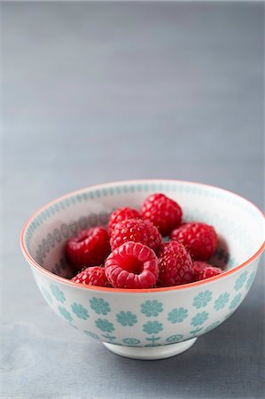 simsearch:659-03537384,k - Raspberries in a dish Foto de stock - Royalty Free Premium, Número: 659-08419078