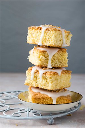 simsearch:659-08418992,k - A stack of vanilla cake slices with icing and hazelnuts Stockbilder - Premium RF Lizenzfrei, Bildnummer: 659-08419081