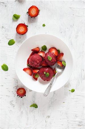 simsearch:659-06903983,k - Strawberry sorbet with fresh mint on a white plate (seen from above) Photographie de stock - Premium Libres de Droits, Code: 659-08419091