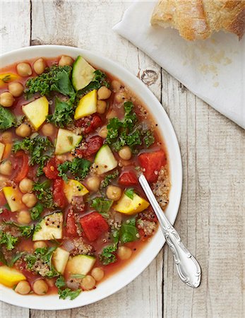 Vegan minestrone soup with kale, courgette, chickpeas and quinoa Photographie de stock - Premium Libres de Droits, Code: 659-08419110