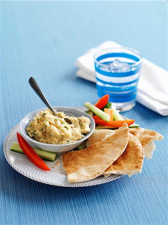 Hummus with lemon and coriander served with unleavened bread and vegetable sticks Photographie de stock - Premium Libres de Droits, Code: 659-08419170