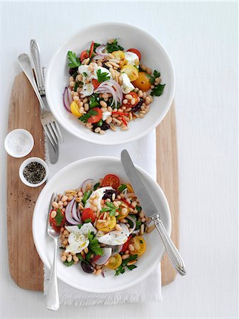 Bean salad with mozzarella, tomatoes, olives and onions (seen from above) Photographie de stock - Premium Libres de Droits, Code: 659-08419172