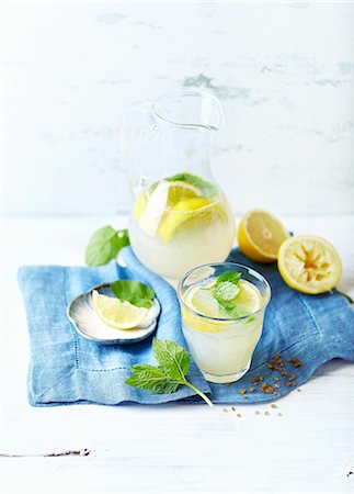 simsearch:659-08147712,k - Lemonade with lemon wedges and mint Photographie de stock - Premium Libres de Droits, Code: 659-08419180