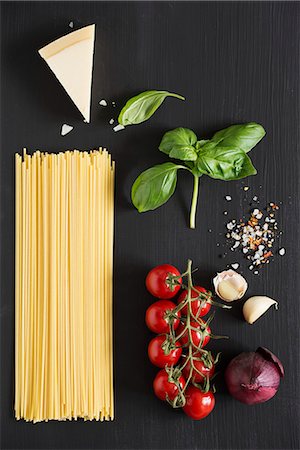 Ingredients for spaghetti with tomatoes Photographie de stock - Premium Libres de Droits, Code: 659-08419192