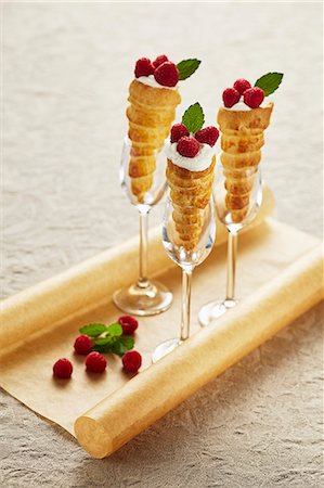 simsearch:659-08147400,k - Puff pastry cones with cream and raspberries Foto de stock - Royalty Free Premium, Número: 659-08419213