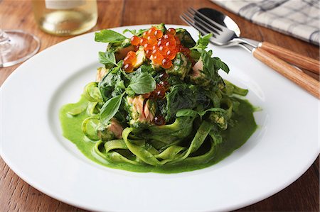 roe - Spinach tagliatelle with salmon and salmon caviar Stock Photo - Premium Royalty-Free, Code: 659-08419226