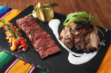 A grill platter with beef and chicken (Mexico) Photographie de stock - Premium Libres de Droits, Code: 659-08419223