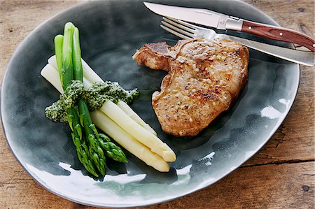 simsearch:659-06307214,k - Pork chop with asparagus and coriander pesto Foto de stock - Sin royalties Premium, Código: 659-08419243