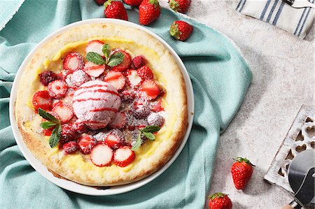 simsearch:659-08940278,k - A strawberry and ice cream pizza Photographie de stock - Premium Libres de Droits, Code: 659-08419254