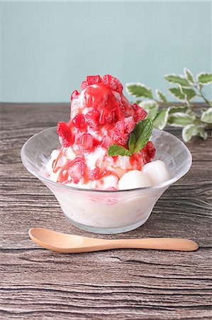 simsearch:659-06153175,k - Strawberry shaved ice with rice flour dumplings Photographie de stock - Premium Libres de Droits, Code: 659-08419255