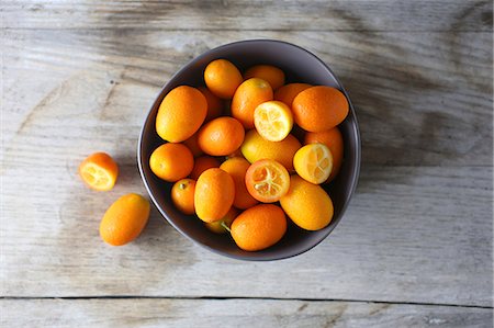 simsearch:659-02213598,k - A bowl of kumquats (seen from above) Photographie de stock - Premium Libres de Droits, Code: 659-08419275