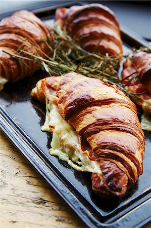 simsearch:659-07958454,k - Gratinated croissants filled with cheese and ham Foto de stock - Royalty Free Premium, Número: 659-08419295