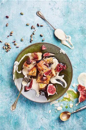 fig dish - Pistachio cake with fresh figs (seen from above) Photographie de stock - Premium Libres de Droits, Code: 659-08419290