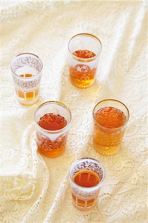 simsearch:659-01856845,k - Peppermint tea in Middle Eastern glasses Foto de stock - Sin royalties Premium, Código: 659-08419292