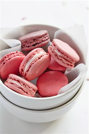 small cake - Pink macaroons in a porcelain bowl Foto de stock - Sin royalties Premium, Código: 659-08419293