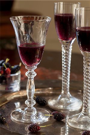simsearch:659-08418840,k - Mulberry liqueur in three stemmed glasses on a tray Foto de stock - Sin royalties Premium, Código: 659-08419326
