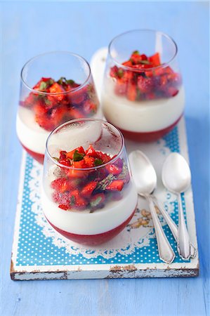 simsearch:659-08420208,k - Strawberry jelly with vanilla panna cotta, fresh strawberries and mint Stock Photo - Premium Royalty-Free, Code: 659-08419342