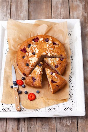 Almond cake with strawberries and blueberries Stock Photo - Premium Royalty-Free, Code: 659-08419353