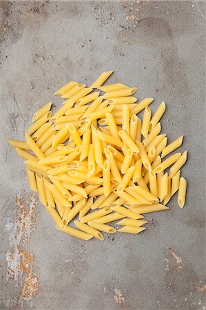 simsearch:659-07959671,k - A pile of penne rigate pasta Foto de stock - Sin royalties Premium, Código: 659-08419368