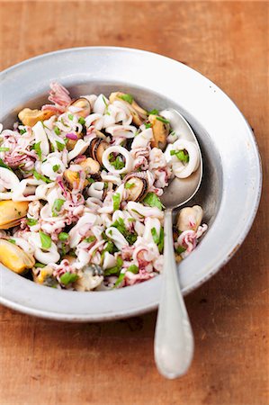 palourde - Seafood salad with red onions, parsley, lemon and olive oil Photographie de stock - Premium Libres de Droits, Code: 659-08419371